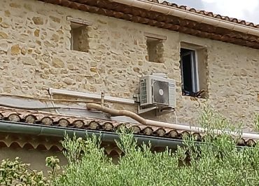 Installation de climatisations HITACHI dans une maison d'hôtes à Crillon-le-Brave